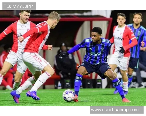 阿贾克斯主场迎战芬洛争夺荷甲联赛关键三分之战